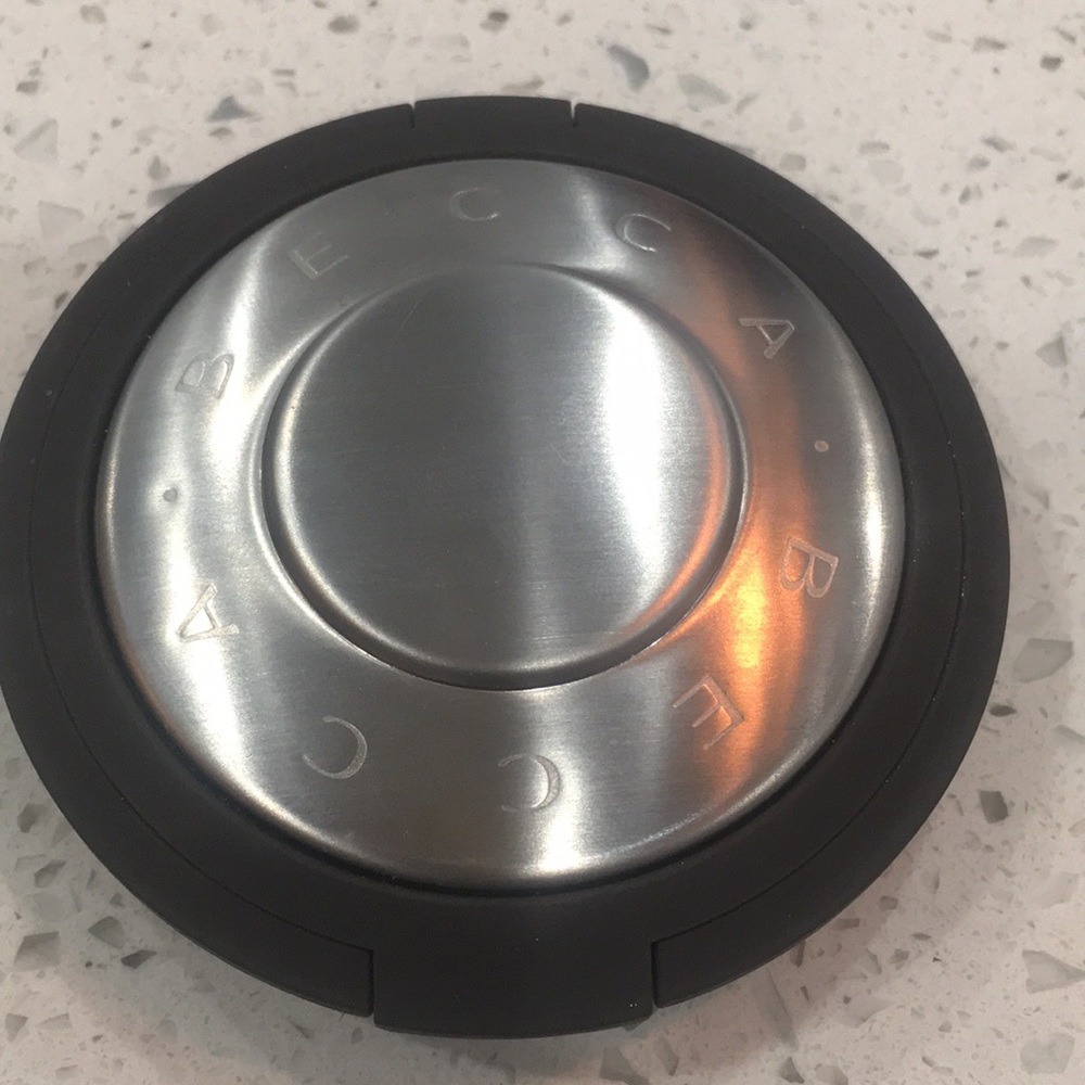 BECCA  Shimmering Skin Perfector  Pressed